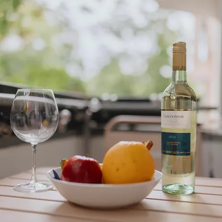 Lovely With Balcony - Cozy , Near Kadewe&kurfürstendamm Apartment *