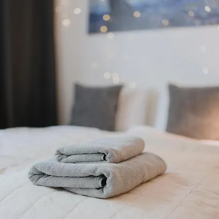 Lovely With Balcony - Cozy , Near Kadewe & Kurfuerstendamm Apartment