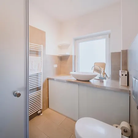 Lovely With Balcony - Cozy , Near Kadewe & Kurfuerstendamm * 베를린